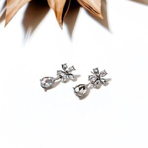 Silver flower stud earrings S502